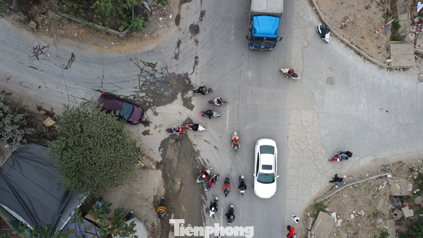 'Con đường bụi' cửa ngõ Hà Nội: Xe cộ chen chúc, dân kêu trời- Ảnh 11.