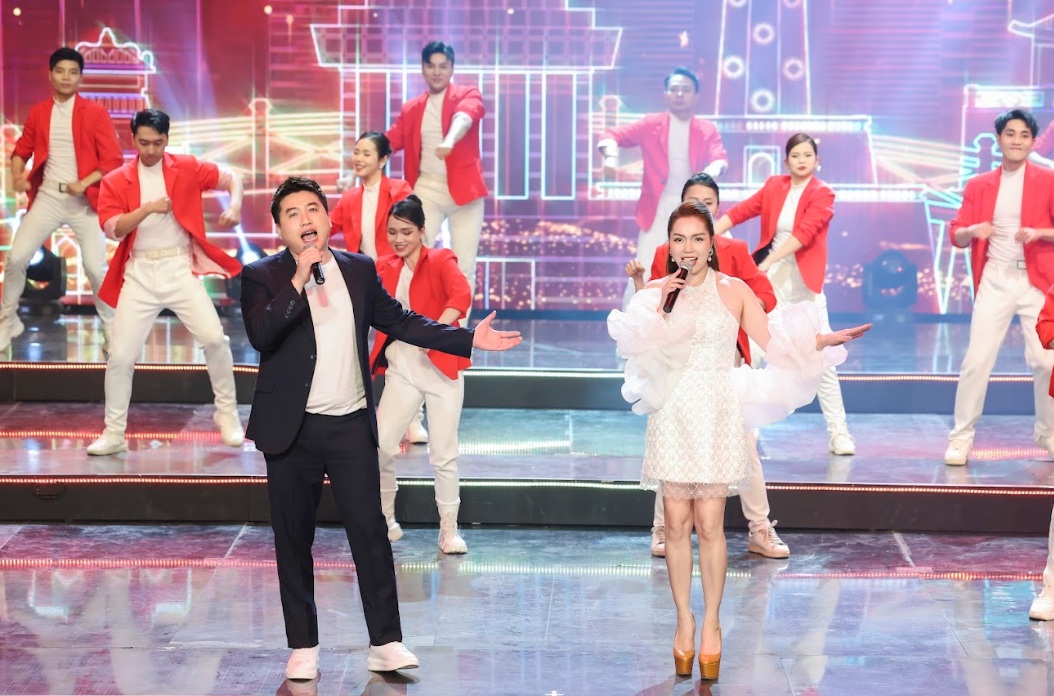 Nữ ca sĩ 45 tuổi vẫn đắt show, được Hồ Hoài Anh sáng tác riêng: Vừa song ca cùng chồng trên sóng VTV đã gây sốt- Ảnh 1.