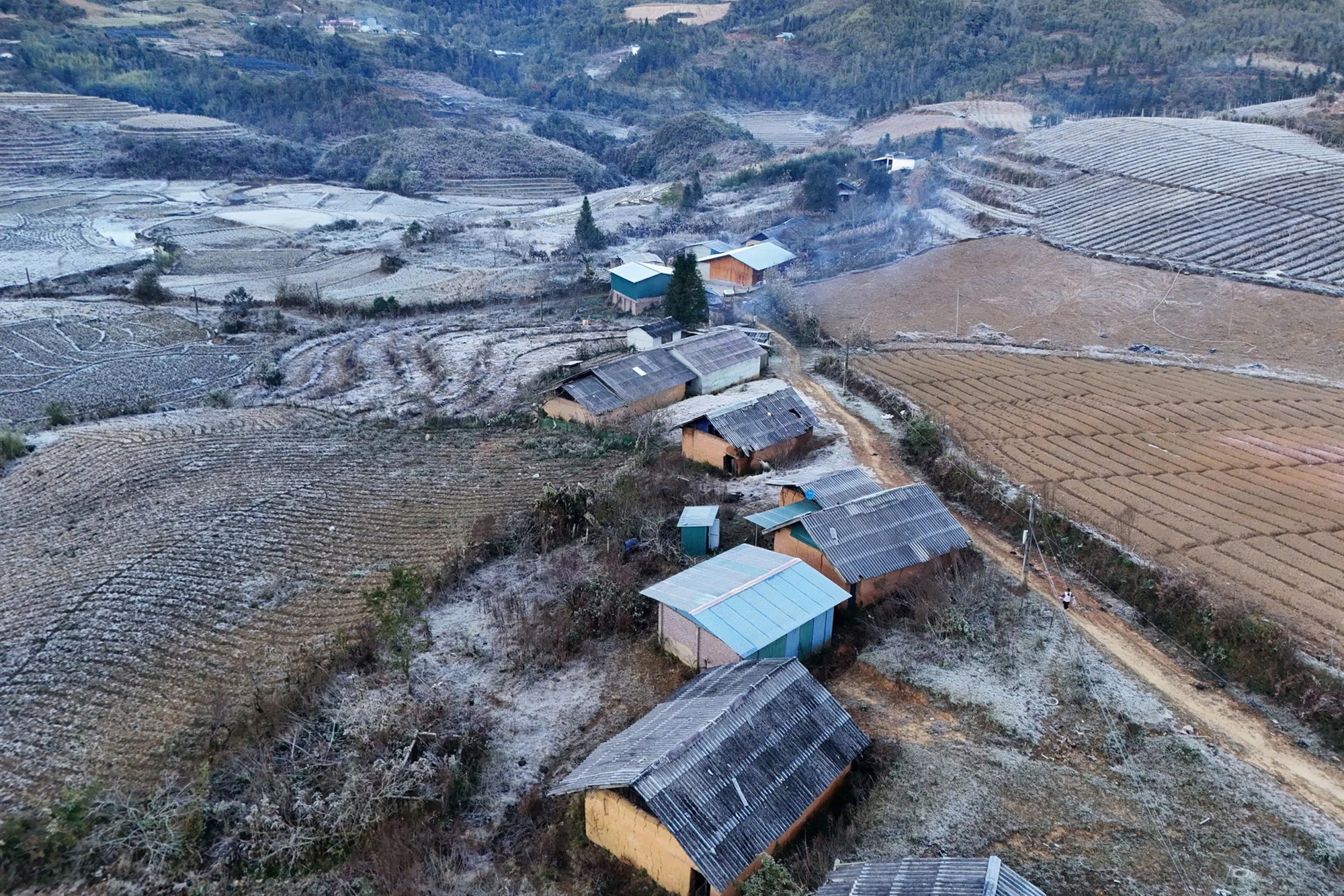 Lào Cai: Băng giá trắng xóa 'bao phủ' bản làng ở Y Tý- Ảnh 5.