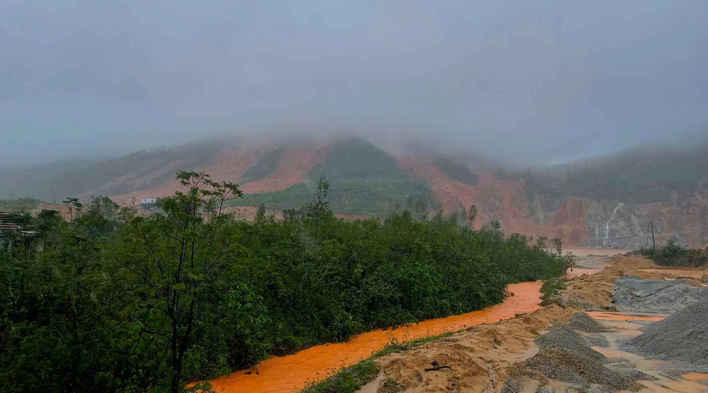Cận cảnh hiện trường sạt lở núi nghiêm trọng vùi lấp xe bán tải, nhiều trang trại- Ảnh 1.