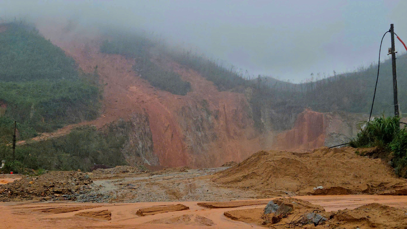 Cận cảnh hiện trường sạt lở núi nghiêm trọng vùi lấp xe bán tải, nhiều trang trại- Ảnh 8.