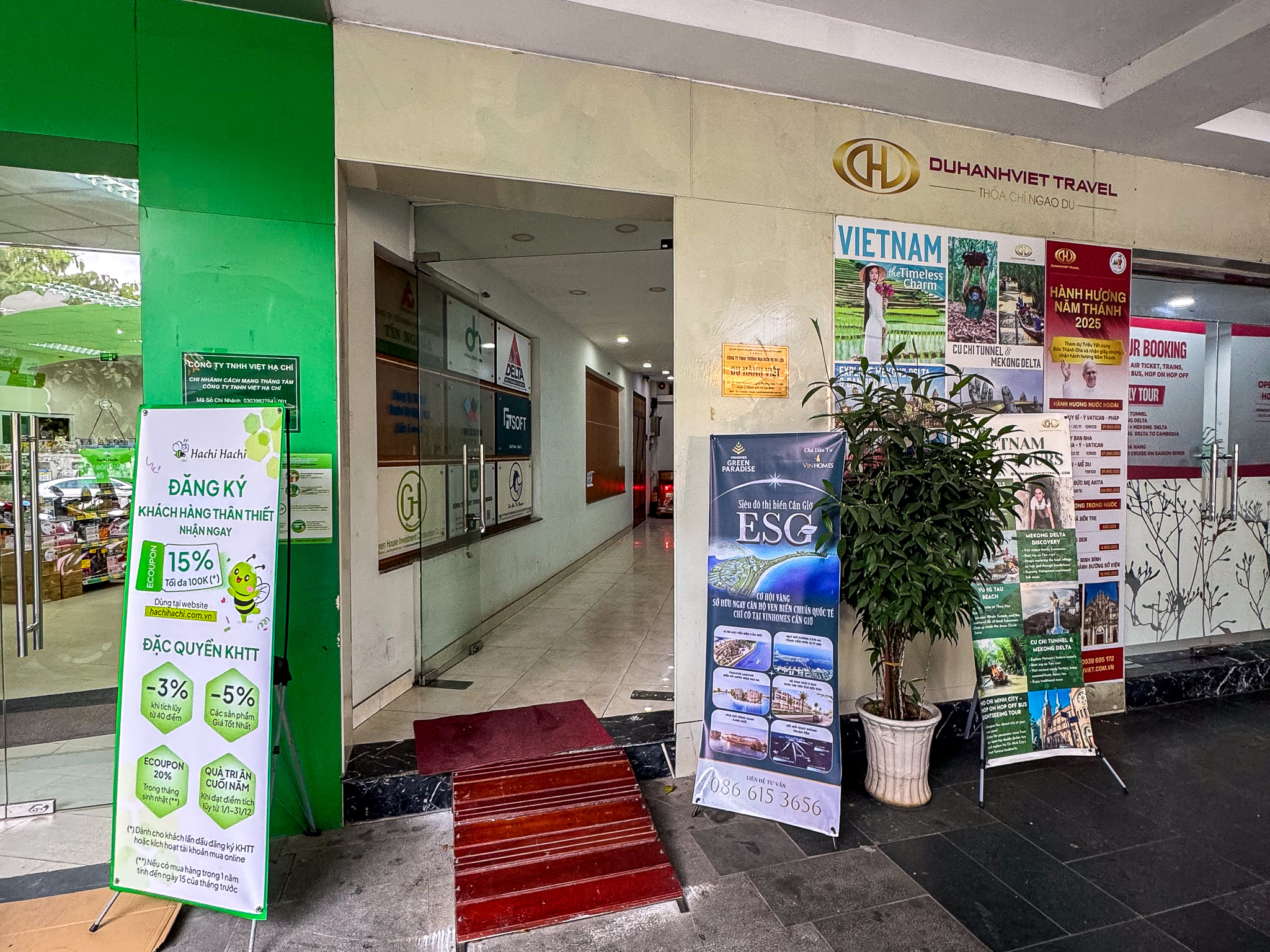 Trụ sở công ty của Sơn Tùng - MTP, Hà Anh Tuấn, Hiếu Thứ Hai: Người ở toà nhà chọc trời "trung tâm của trung tâm", người đặt tại nhà 3 tầng nép mình trong ngõ nhỏ- Ảnh 18. Trụ sở công ty của Sơn Tùng - MTP, Hà Anh Tuấn, Hiếu Thứ Hai: Người ở toà nhà chọc trời "trung tâm của trung tâm", người đặt tại nhà 3 tầng nép mình trong ngõ nhỏ- Ảnh 18.