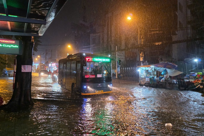 TP HCM: Mưa lớn kéo dài trong đêm, ngập nặng, xe cộ “chết đứng”- Ảnh 2. TP HCM: Mưa lớn kéo dài trong đêm, ngập nặng, xe cộ “chết đứng”- Ảnh 2.