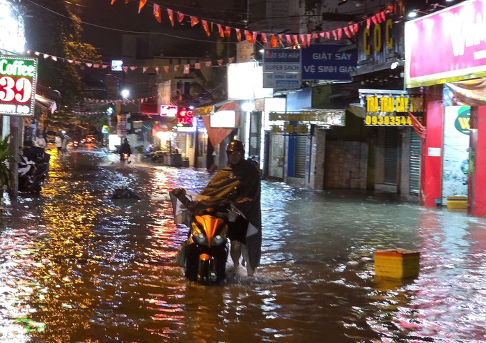 TP HCM: Mưa lớn kéo dài trong đêm, ngập nặng, xe cộ “chết đứng”- Ảnh 9. TP HCM: Mưa lớn kéo dài trong đêm, ngập nặng, xe cộ “chết đứng”- Ảnh 9.