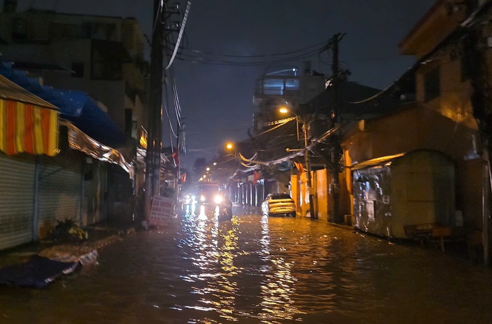 TP HCM: Mưa lớn kéo dài trong đêm, ngập nặng, xe cộ “chết đứng”- Ảnh 8. TP HCM: Mưa lớn kéo dài trong đêm, ngập nặng, xe cộ “chết đứng”- Ảnh 8.