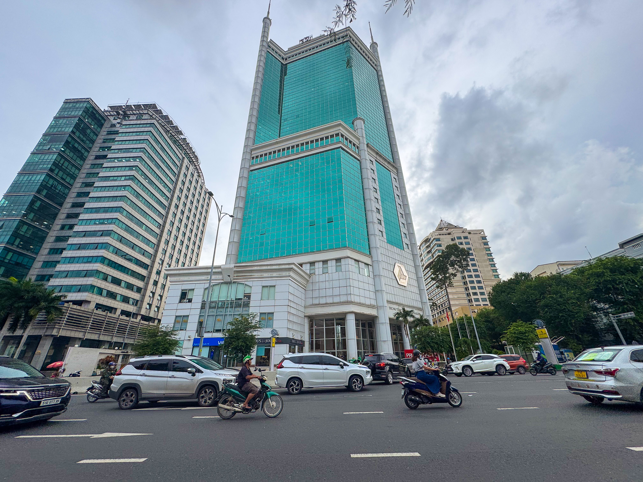 Trụ sở công ty của Sơn Tùng - MTP, Hà Anh Tuấn, Hiếu Thứ Hai: Người ở toà nhà chọc trời "trung tâm của trung tâm", người đặt tại nhà 3 tầng nép mình trong ngõ nhỏ- Ảnh 4. Trụ sở công ty của Sơn Tùng - MTP, Hà Anh Tuấn, Hiếu Thứ Hai: Người ở toà nhà chọc trời "trung tâm của trung tâm", người đặt tại nhà 3 tầng nép mình trong ngõ nhỏ- Ảnh 4.