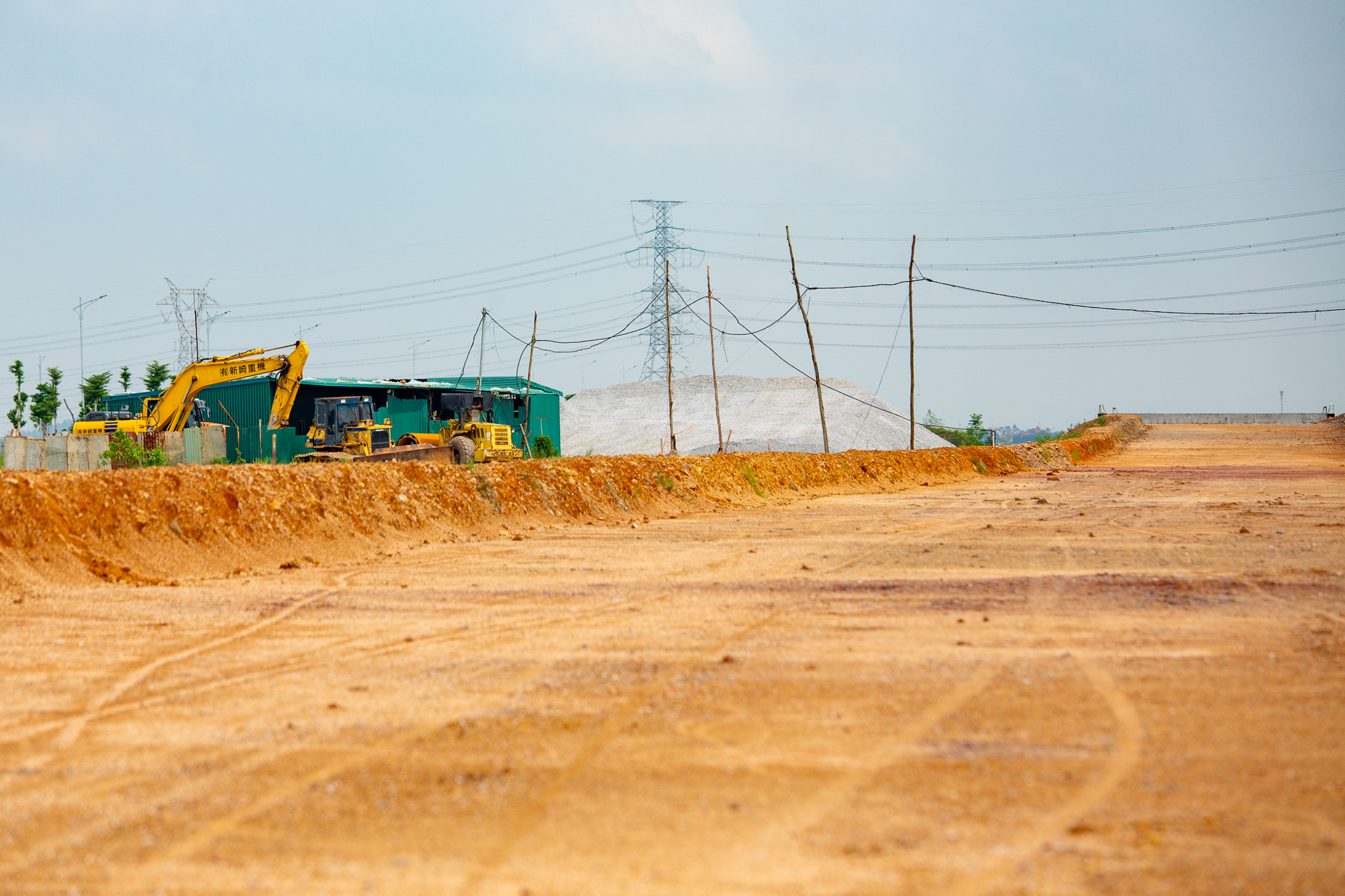 Toàn cảnh tuyến đường vành đai 85.000 tỷ ở Bắc Ninh: Nhiều đoạn đã trải nhựa, sẽ hoàn thành sau 2 tháng- Ảnh 3. Toàn cảnh tuyến đường vành đai 85.000 tỷ ở Bắc Ninh: Nhiều đoạn đã trải nhựa, sẽ hoàn thành sau 2 tháng- Ảnh 3.