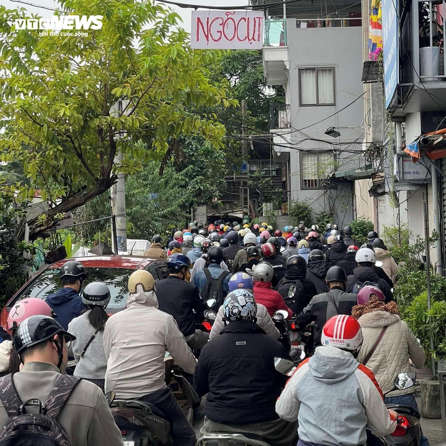 Cấm một chiều cầu Long Biên, dòng xe đổ dồn sang cầu Chương Dương gây kẹt cứng- Ảnh 6. Cấm một chiều cầu Long Biên, dòng xe đổ dồn sang cầu Chương Dương gây kẹt cứng- Ảnh 6.