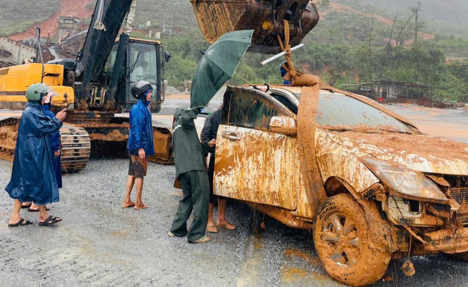 Cận cảnh hiện trường sạt lở núi nghiêm trọng vùi lấp xe bán tải, nhiều trang trại- Ảnh 4.