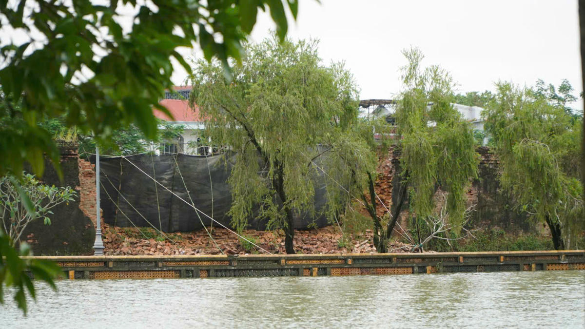 Mưa lũ khiến 1 đoạn tường Hoàng thành Huế bị sập- Ảnh 1. Mưa lũ khiến 1 đoạn tường Hoàng thành Huế bị sập- Ảnh 1.