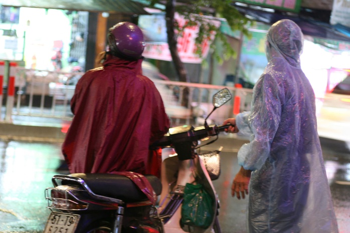 TP HCM: Mưa lớn kéo dài trong đêm, ngập nặng, xe cộ “chết đứng”- Ảnh 6. TP HCM: Mưa lớn kéo dài trong đêm, ngập nặng, xe cộ “chết đứng”- Ảnh 6.