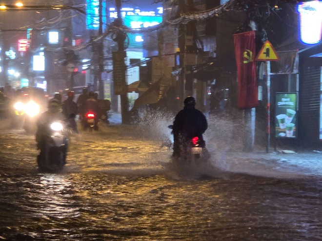 TP HCM: Mưa lớn kéo dài trong đêm, ngập nặng, xe cộ “chết đứng”- Ảnh 4. TP HCM: Mưa lớn kéo dài trong đêm, ngập nặng, xe cộ “chết đứng”- Ảnh 4.