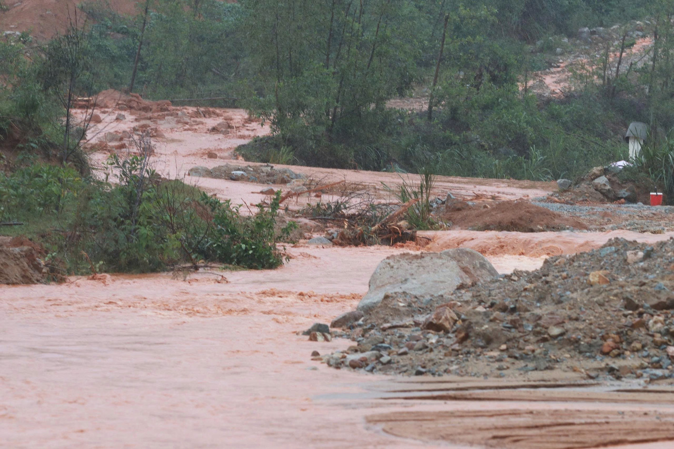 Cận cảnh hiện trường sạt lở núi nghiêm trọng vùi lấp xe bán tải, nhiều trang trại- Ảnh 7.