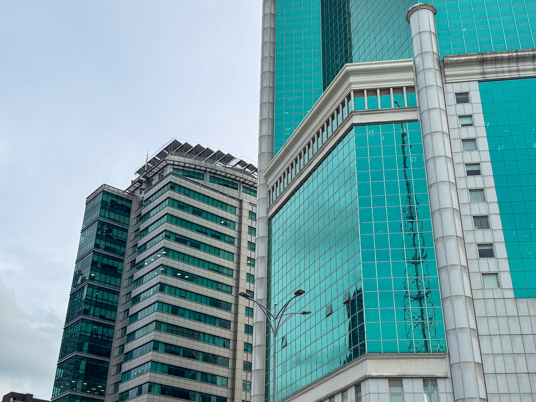 Trụ sở công ty của Sơn Tùng - MTP, Hà Anh Tuấn, Hiếu Thứ Hai: Người ở toà nhà chọc trời "trung tâm của trung tâm", người đặt tại nhà 3 tầng nép mình trong ngõ nhỏ- Ảnh 6. Trụ sở công ty của Sơn Tùng - MTP, Hà Anh Tuấn, Hiếu Thứ Hai: Người ở toà nhà chọc trời "trung tâm của trung tâm", người đặt tại nhà 3 tầng nép mình trong ngõ nhỏ- Ảnh 6.