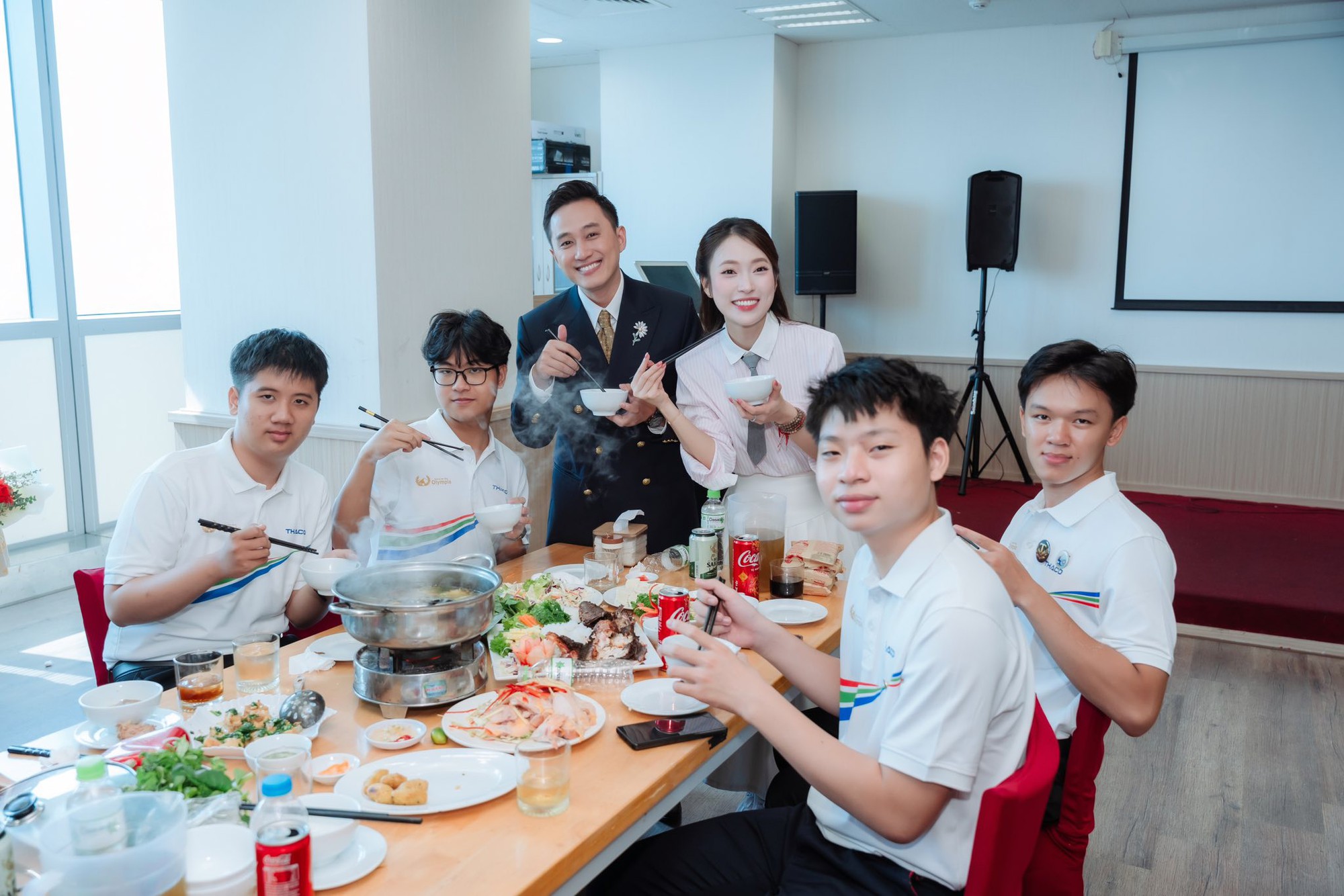 MC Ngọc Huy - MC dẫn Olympia lâu năm nhất: "Khánh Vy trưởng thành còn nhanh hơn cả... phần thi Tăng tốc"- Ảnh 8. MC Ngọc Huy - MC dẫn Olympia lâu năm nhất: "Khánh Vy trưởng thành còn nhanh hơn cả... phần thi Tăng tốc"- Ảnh 8.