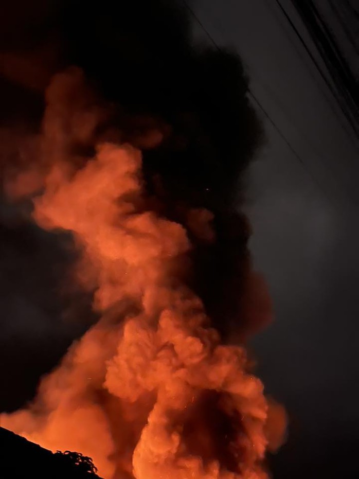 Chợ Bình Dương ở Gia Lai bất ngờ cháy lớn trong đêm, lửa khói cuồn cuộn- Ảnh 3. Chợ Bình Dương ở Gia Lai bất ngờ cháy lớn trong đêm, lửa khói cuồn cuộn- Ảnh 3.