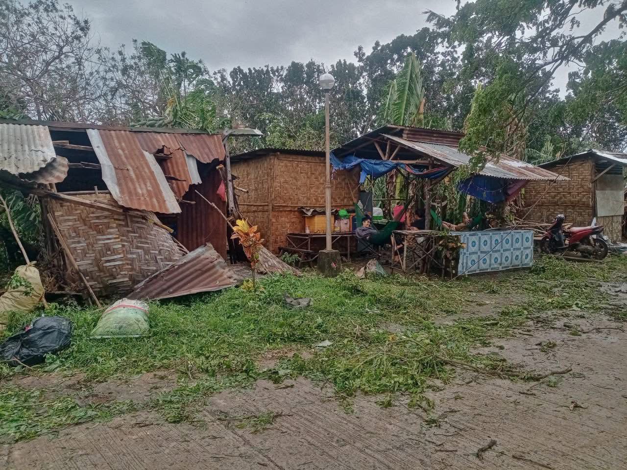 Bão Kalmaegi sầm sập đổ bộ, nhiều khu dân cư chìm trong biển nước, ô tô trôi lênh đênh trên đường phố- Ảnh 11. Bão Kalmaegi sầm sập đổ bộ, nhiều khu dân cư chìm trong biển nước, ô tô trôi lênh đênh trên đường phố- Ảnh 11.