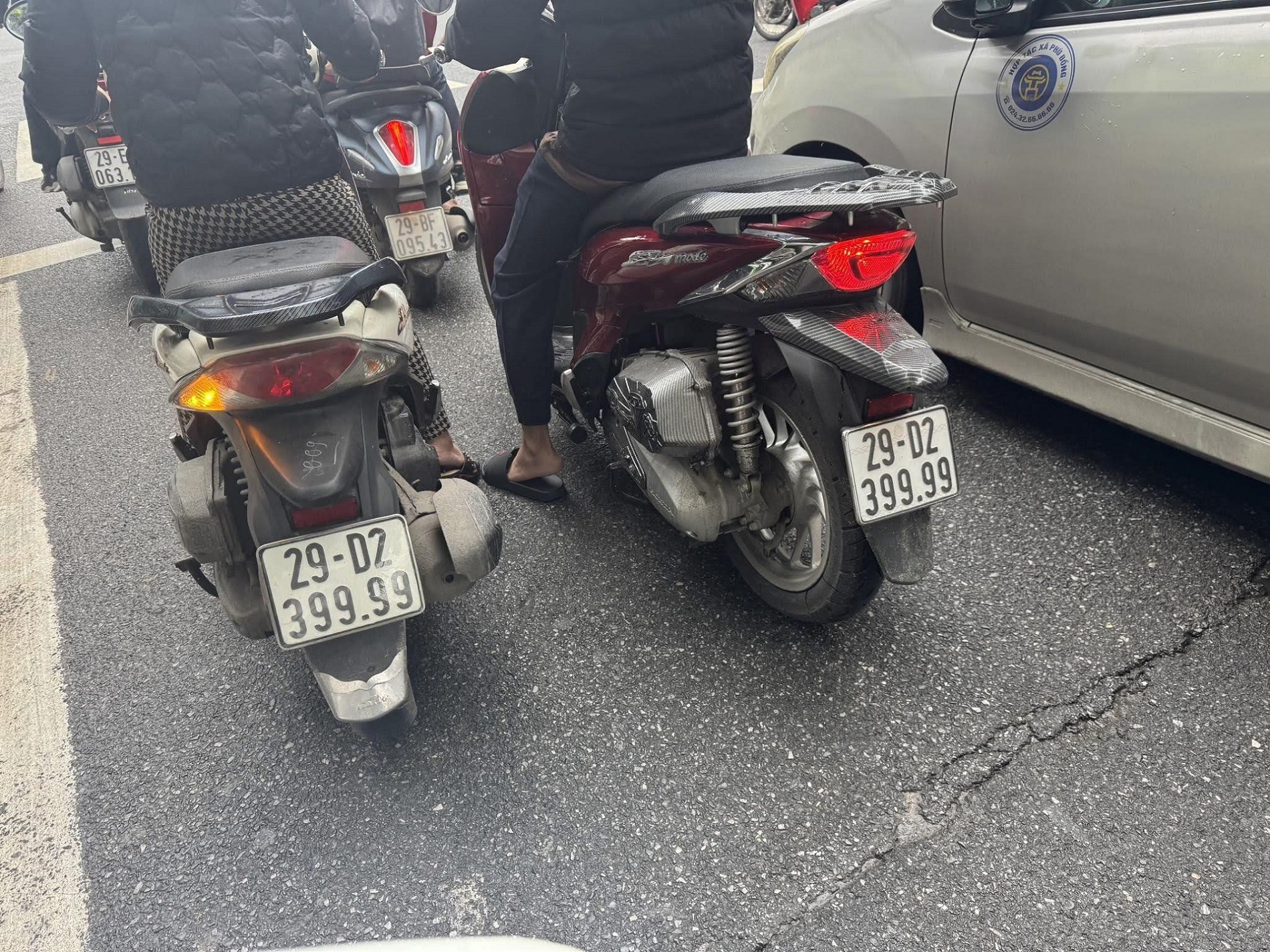 Hai xe máy đang "hot" nhất trên phố Hà Nội lúc này, phát hiện thêm sự trùng hợp- Ảnh 1.