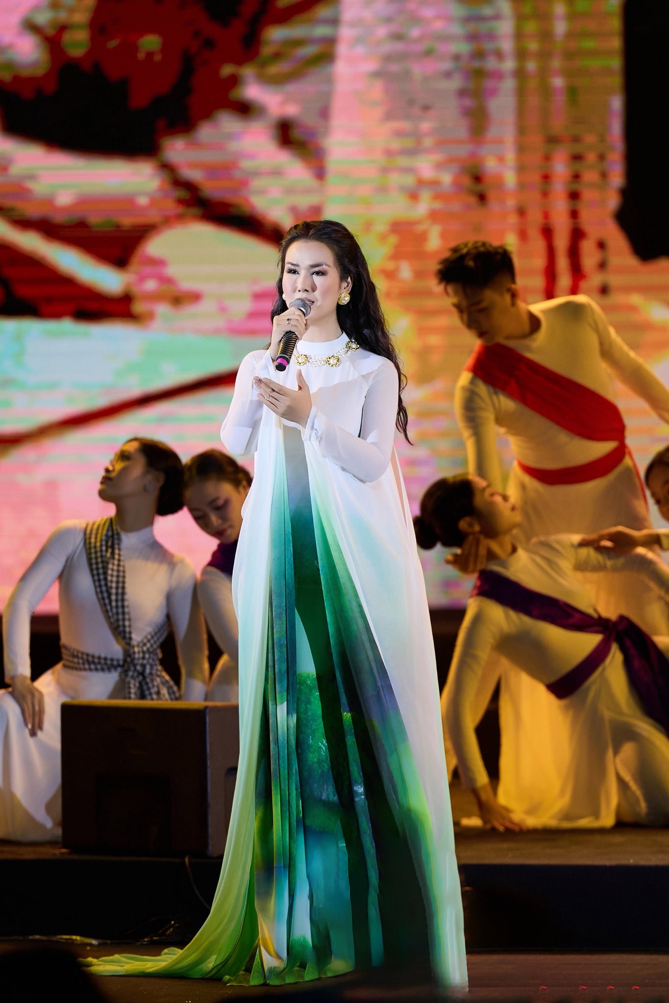 Giọng ca Nhạc viện đắt show nhất hiện tại hát chênh phô lạc giọng mà không ai chê- Ảnh 3. Giọng ca Nhạc viện đắt show nhất hiện tại hát chênh phô lạc giọng mà không ai chê- Ảnh 3.