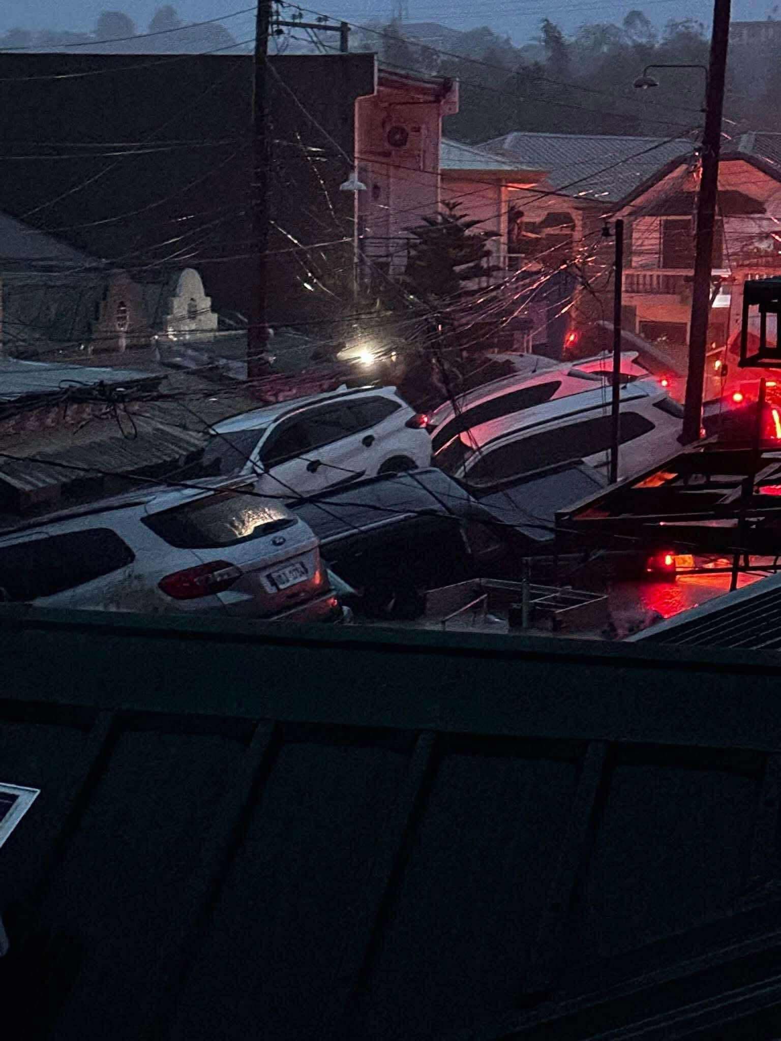 Bão Kalmaegi sầm sập đổ bộ, nhiều khu dân cư chìm trong biển nước, ô tô trôi lênh đênh trên đường phố- Ảnh 6. Bão Kalmaegi sầm sập đổ bộ, nhiều khu dân cư chìm trong biển nước, ô tô trôi lênh đênh trên đường phố- Ảnh 6.