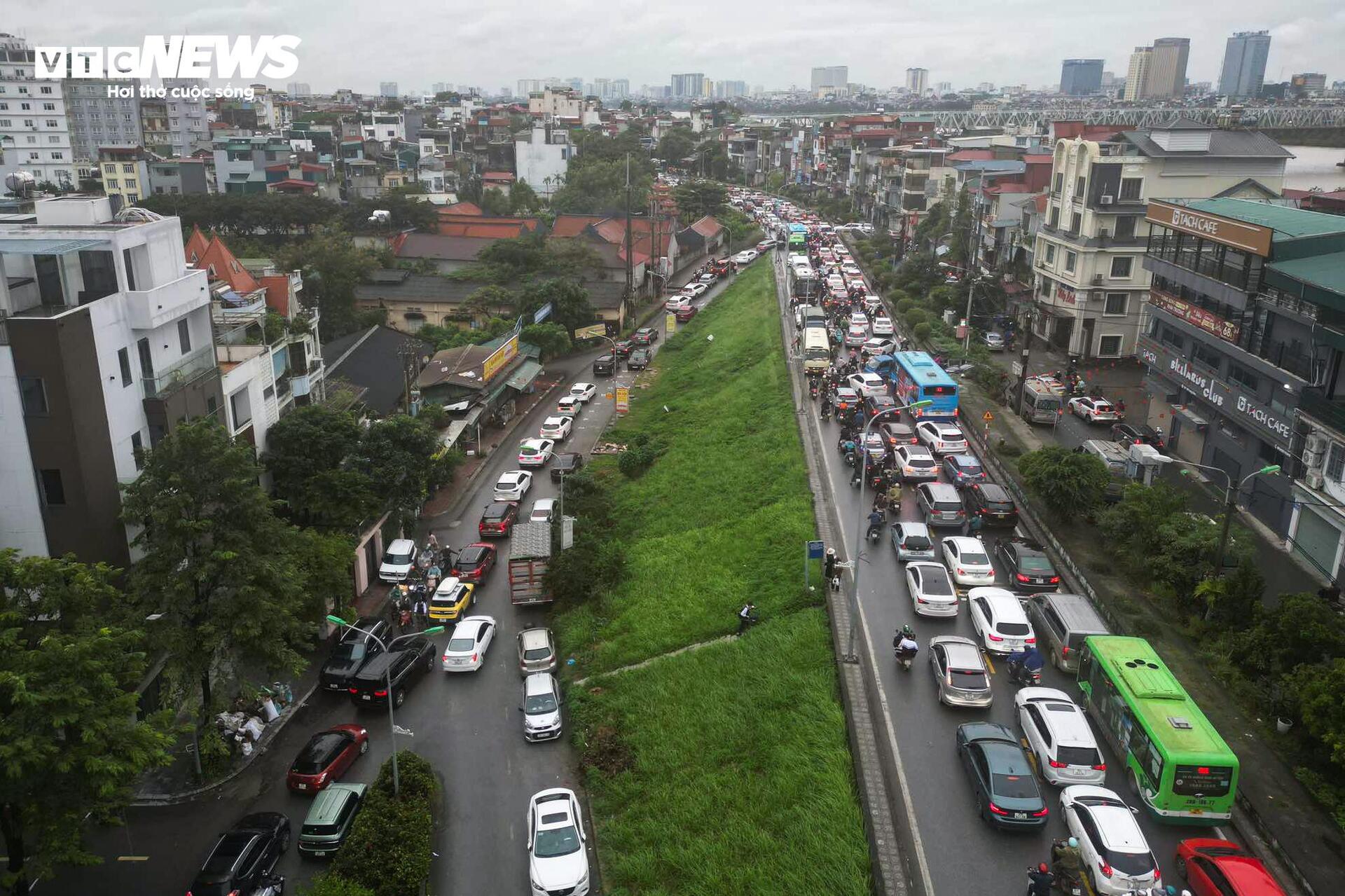 Cấm một chiều cầu Long Biên, dòng xe đổ dồn sang cầu Chương Dương gây kẹt cứng- Ảnh 5. Cấm một chiều cầu Long Biên, dòng xe đổ dồn sang cầu Chương Dương gây kẹt cứng- Ảnh 5.