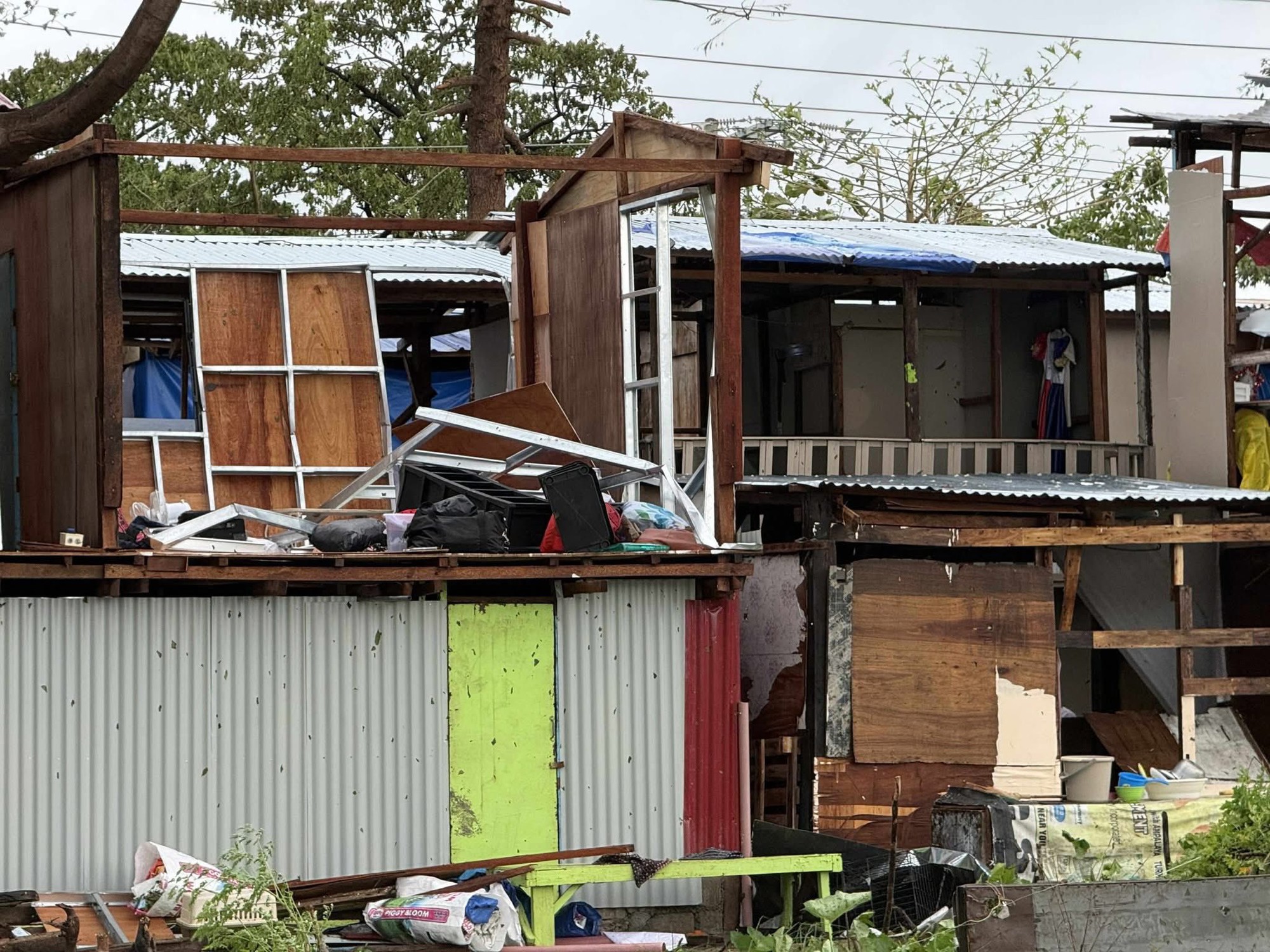 Bão Kalmaegi sầm sập đổ bộ, nhiều khu dân cư chìm trong biển nước, ô tô trôi lênh đênh trên đường phố- Ảnh 3. Bão Kalmaegi sầm sập đổ bộ, nhiều khu dân cư chìm trong biển nước, ô tô trôi lênh đênh trên đường phố- Ảnh 3.