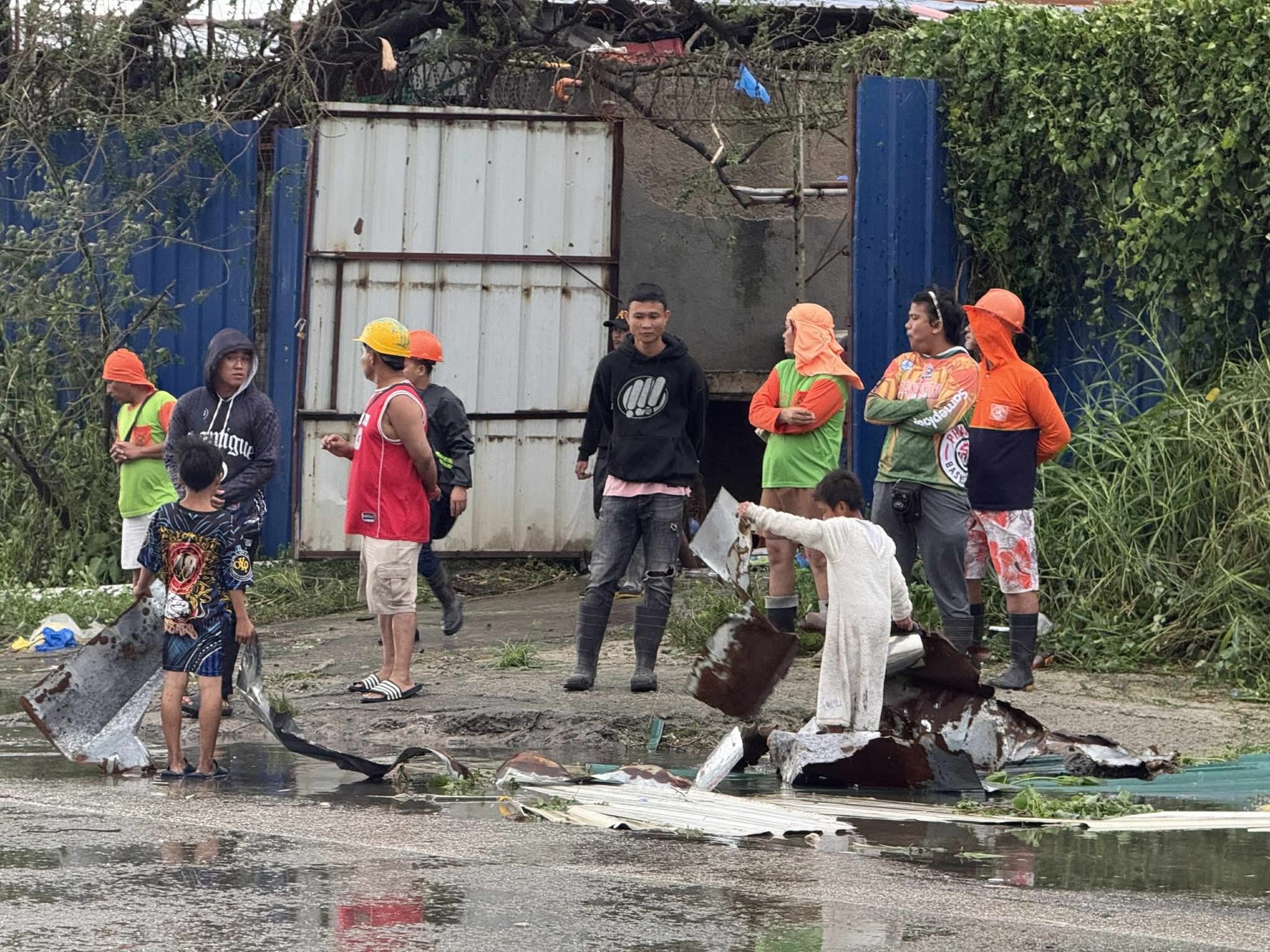 Bão Kalmaegi sầm sập đổ bộ, nhiều khu dân cư chìm trong biển nước, ô tô trôi lênh đênh trên đường phố- Ảnh 4. Bão Kalmaegi sầm sập đổ bộ, nhiều khu dân cư chìm trong biển nước, ô tô trôi lênh đênh trên đường phố- Ảnh 4.