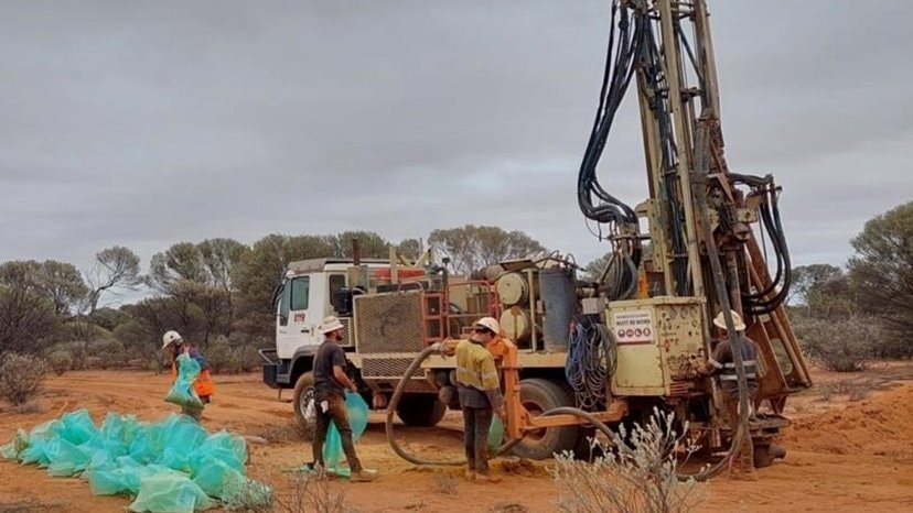 Khoan ‘nhẹ’ 64 lỗ đã gặp ngay nguồn đất hiếm siêu chất lượng - CEO công ty khai thác không tin vào mắt mình: ‘Lần đầu tiên chúng tôi gặp hiện tượng lạ này’- Ảnh 1.