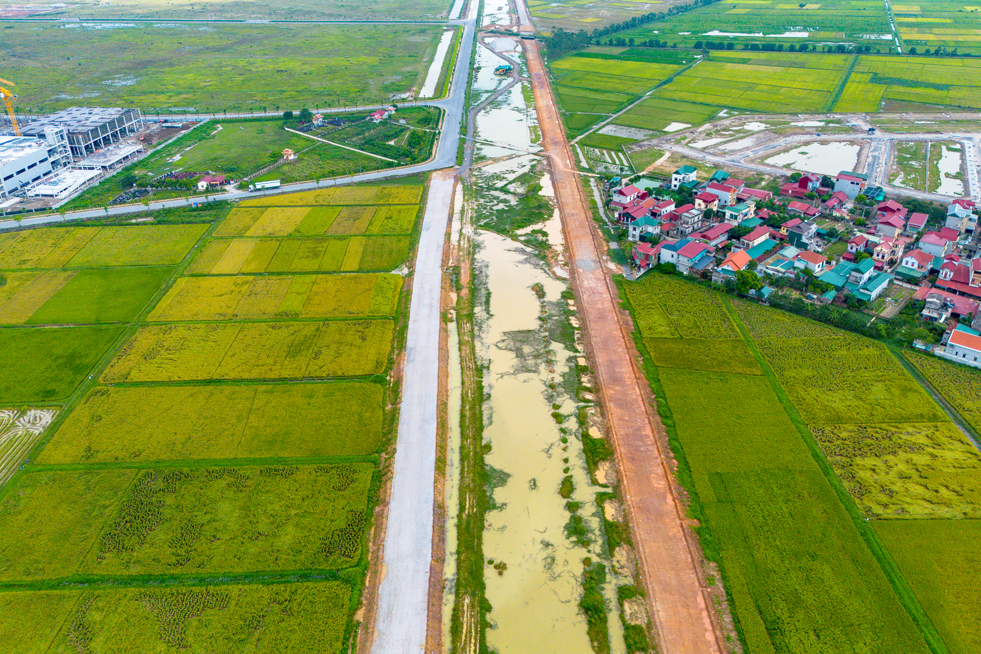 Toàn cảnh tuyến đường vành đai 85.000 tỷ ở Bắc Ninh: Nhiều đoạn đã trải nhựa, sẽ hoàn thành sau 2 tháng- Ảnh 6. Toàn cảnh tuyến đường vành đai 85.000 tỷ ở Bắc Ninh: Nhiều đoạn đã trải nhựa, sẽ hoàn thành sau 2 tháng- Ảnh 6.