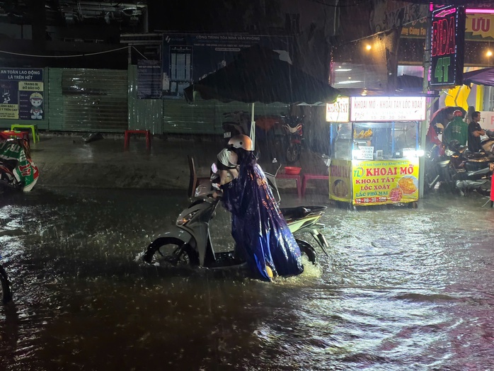 TP HCM: Mưa lớn kéo dài trong đêm, ngập nặng, xe cộ “chết đứng”- Ảnh 5. TP HCM: Mưa lớn kéo dài trong đêm, ngập nặng, xe cộ “chết đứng”- Ảnh 5.