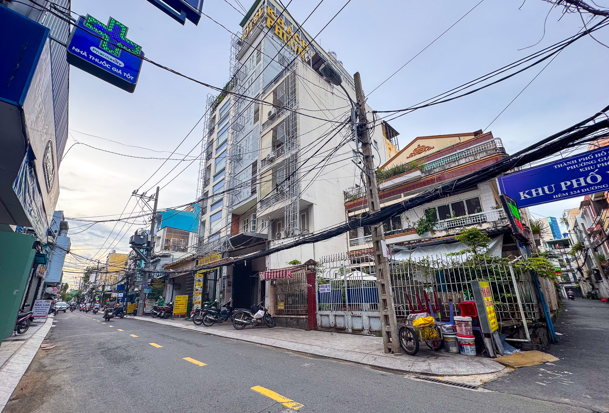 Trụ sở công ty của Sơn Tùng - MTP, Hà Anh Tuấn, Hiếu Thứ Hai: Người ở toà nhà chọc trời "trung tâm của trung tâm", người đặt tại nhà 3 tầng nép mình trong ngõ nhỏ- Ảnh 8. Trụ sở công ty của Sơn Tùng - MTP, Hà Anh Tuấn, Hiếu Thứ Hai: Người ở toà nhà chọc trời "trung tâm của trung tâm", người đặt tại nhà 3 tầng nép mình trong ngõ nhỏ- Ảnh 8.