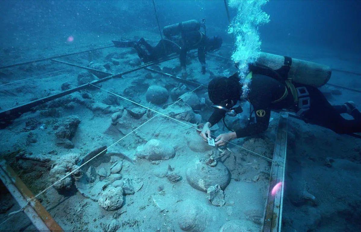 Phát hiện kho báu hơn 4.000 tấn dưới đáy biển, chuyên gia rót hơn 1.100 tỷ đồng, dùng cỗ máy thép nặng 540 tấn để trục vớt suốt 9 tháng mới lấy được- Ảnh 2. Phát hiện kho báu hơn 4.000 tấn dưới đáy biển, chuyên gia rót hơn 1.100 tỷ đồng, dùng cỗ máy thép nặng 540 tấn để trục vớt suốt 9 tháng mới lấy được- Ảnh 2.
