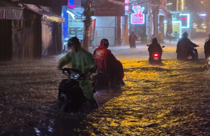 TP HCM: Mưa lớn kéo dài trong đêm, ngập nặng, xe cộ “chết đứng”- Ảnh 1. TP HCM: Mưa lớn kéo dài trong đêm, ngập nặng, xe cộ “chết đứng”- Ảnh 1.