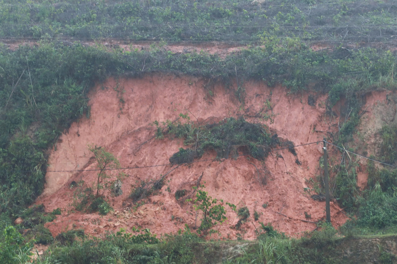 Cận cảnh hiện trường sạt lở núi nghiêm trọng vùi lấp xe bán tải, nhiều trang trại- Ảnh 10.