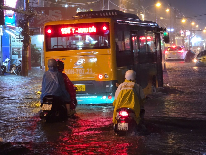 TP HCM: Mưa lớn kéo dài trong đêm, ngập nặng, xe cộ “chết đứng”- Ảnh 3. TP HCM: Mưa lớn kéo dài trong đêm, ngập nặng, xe cộ “chết đứng”- Ảnh 3.