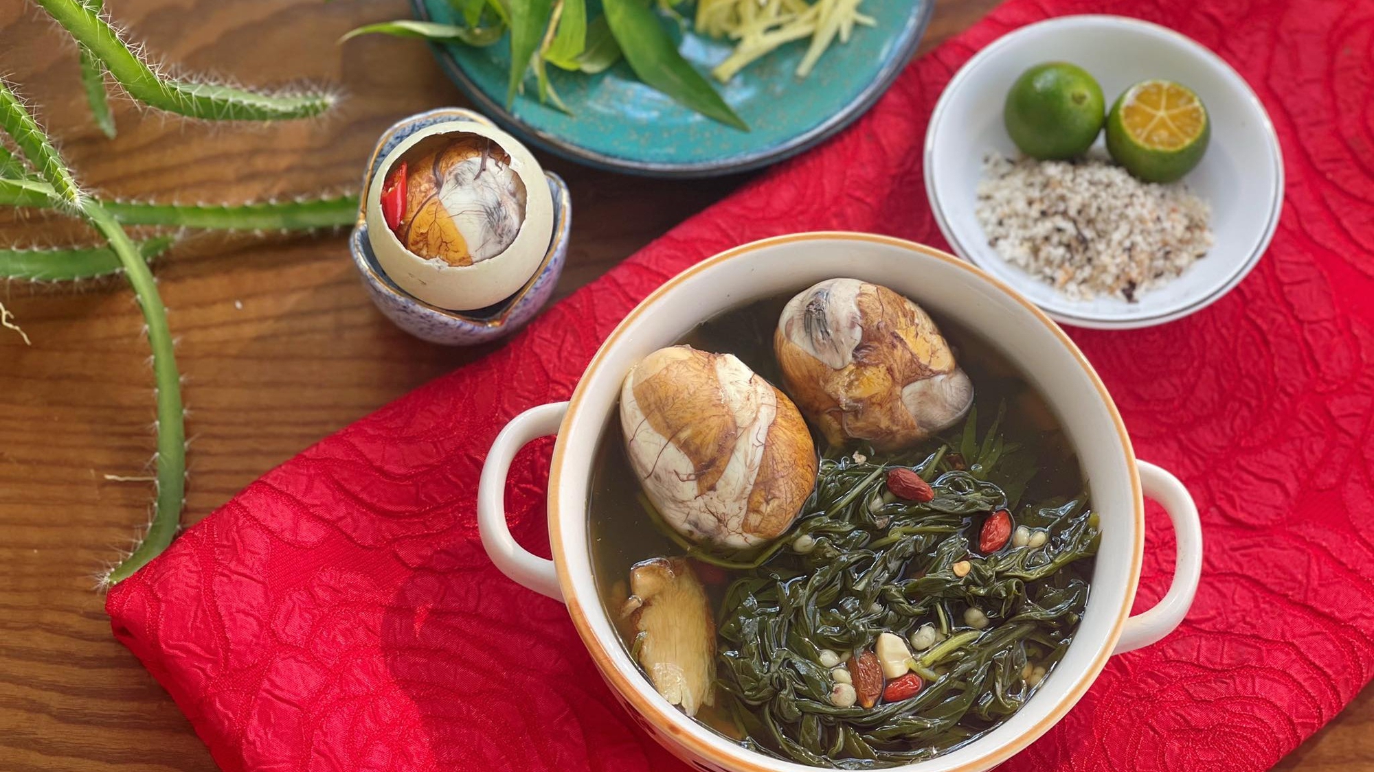 Khách Tây thử món nhiều người Việt cũng chưa chắc dám ăn, nhận xét: Khách Tây thử món nhiều người Việt cũng chưa chắc dám ăn, nhận xét: