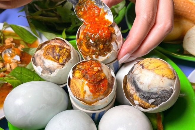 Khách Tây thử món nhiều người Việt cũng chưa chắc dám ăn, nhận xét: Khách Tây thử món nhiều người Việt cũng chưa chắc dám ăn, nhận xét: