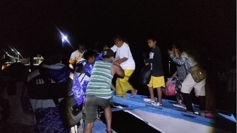 Bão Kalmaegi tàn phá: Gió giật 205 km/h, hàng nghìn người sơ tán, có nơi dân phải chui hang đá tránh nạn- Ảnh 4. Bão Kalmaegi tàn phá: Gió giật 205 km/h, hàng nghìn người sơ tán, có nơi dân phải chui hang đá tránh nạn- Ảnh 4.