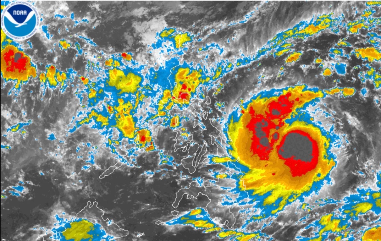 Bão Kalmaegi tàn phá: Gió giật 205 km/h, hàng nghìn người sơ tán, có nơi dân phải chui hang đá tránh nạn- Ảnh 1. Bão Kalmaegi tàn phá: Gió giật 205 km/h, hàng nghìn người sơ tán, có nơi dân phải chui hang đá tránh nạn- Ảnh 1.