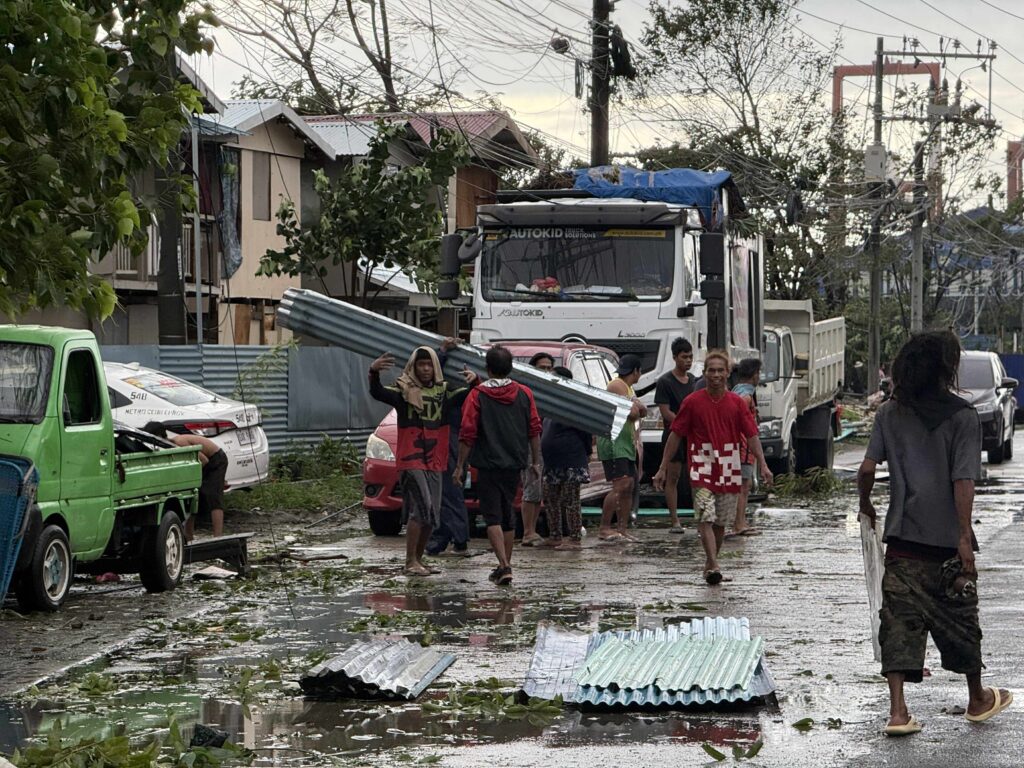 Bão Kalmaegi tàn phá: Gió giật 205 km/h, hàng nghìn người sơ tán, có nơi dân phải chui hang đá tránh nạn- Ảnh 6. Bão Kalmaegi tàn phá: Gió giật 205 km/h, hàng nghìn người sơ tán, có nơi dân phải chui hang đá tránh nạn- Ảnh 6.