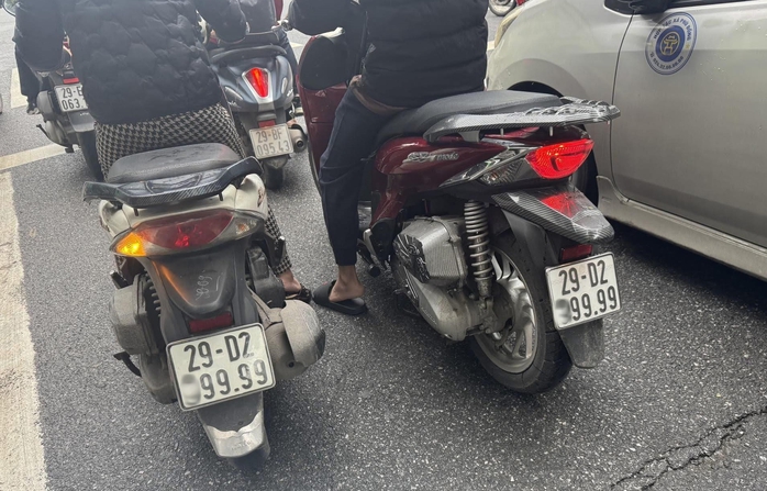 Thông tin bất ngờ vụ biển số xe "song sinh" 4 số 9 lưu thông trên phố Hà Nội- Ảnh 1. Thông tin bất ngờ vụ biển số xe "song sinh" 4 số 9 lưu thông trên phố Hà Nội- Ảnh 1.