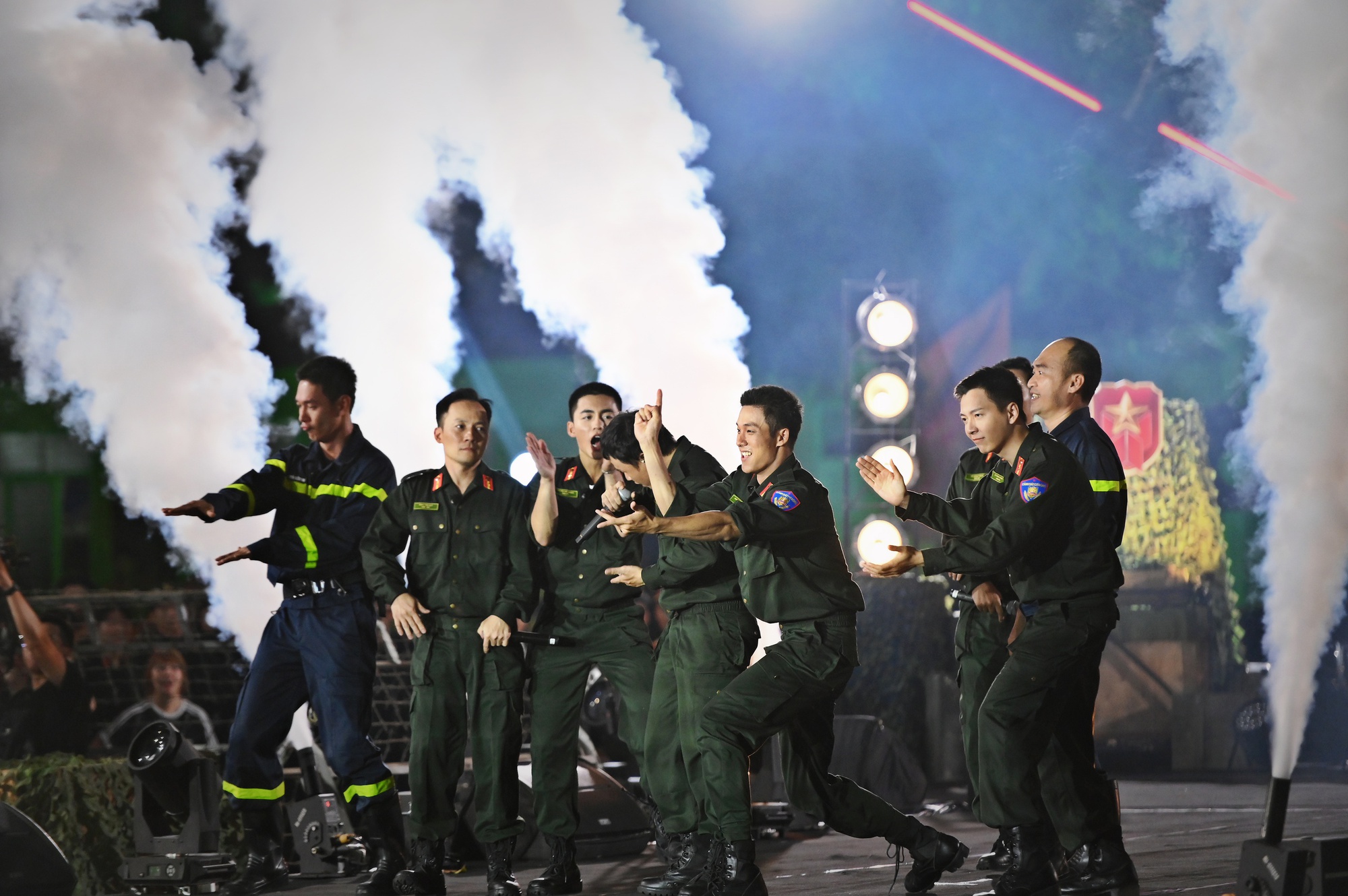 Song Luân, Lê Dương Bảo Lâm khóc nghẹn: Chuyện gì đây?- Ảnh 9. Song Luân, Lê Dương Bảo Lâm khóc nghẹn: Chuyện gì đây?- Ảnh 9.