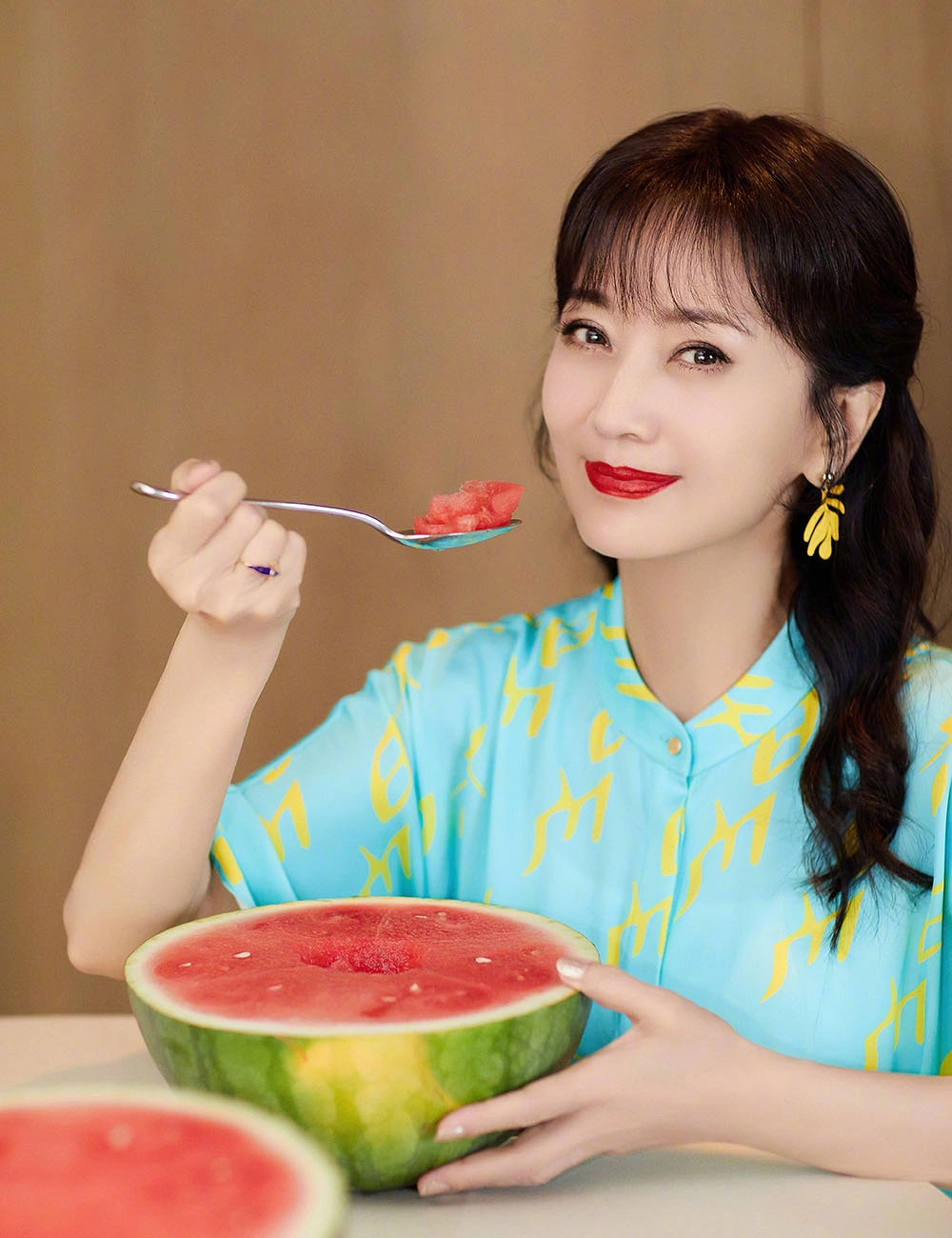 "Nữ hoàng cổ trang" 72 tuổi vẫn trẻ đẹp nhờ chăm dùng 3 "món vàng" để thải mỡ, da căng tràn collagen, duy trì cân nặng 48 ký suốt 30 năm qua- Ảnh 3.