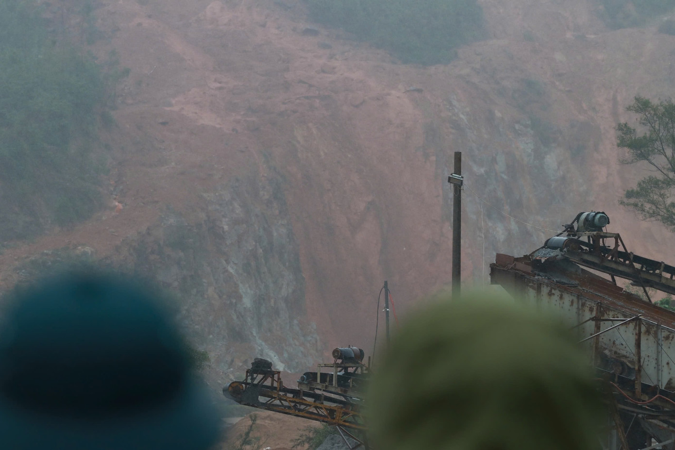 Cận cảnh hiện trường sạt lở núi nghiêm trọng vùi lấp xe bán tải, nhiều trang trại- Ảnh 11.