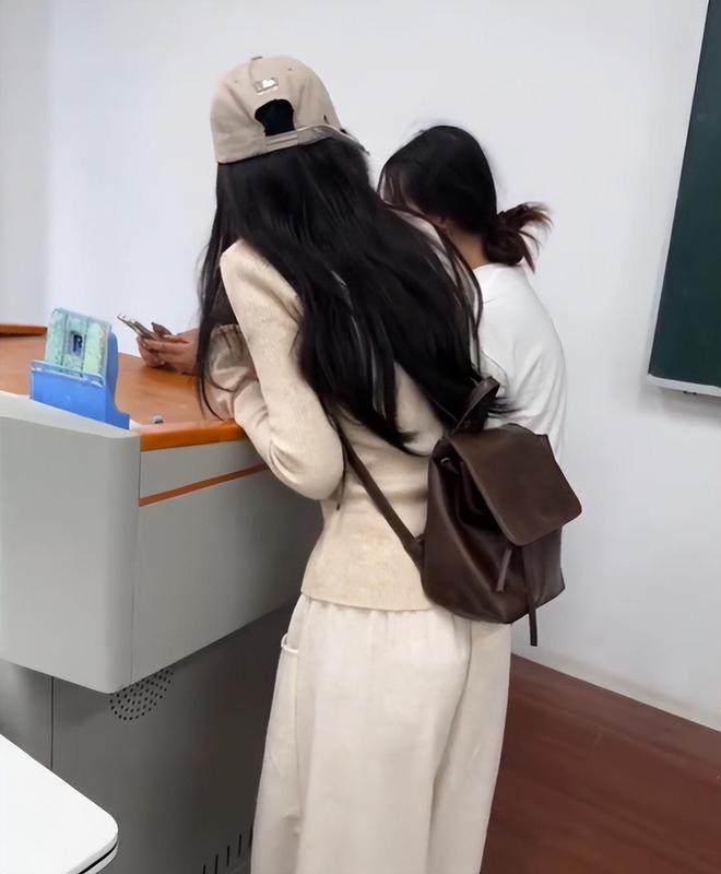 Bóng lưng của 2 nữ sinh khiến hàng triệu người tranh luận- Ảnh 2.