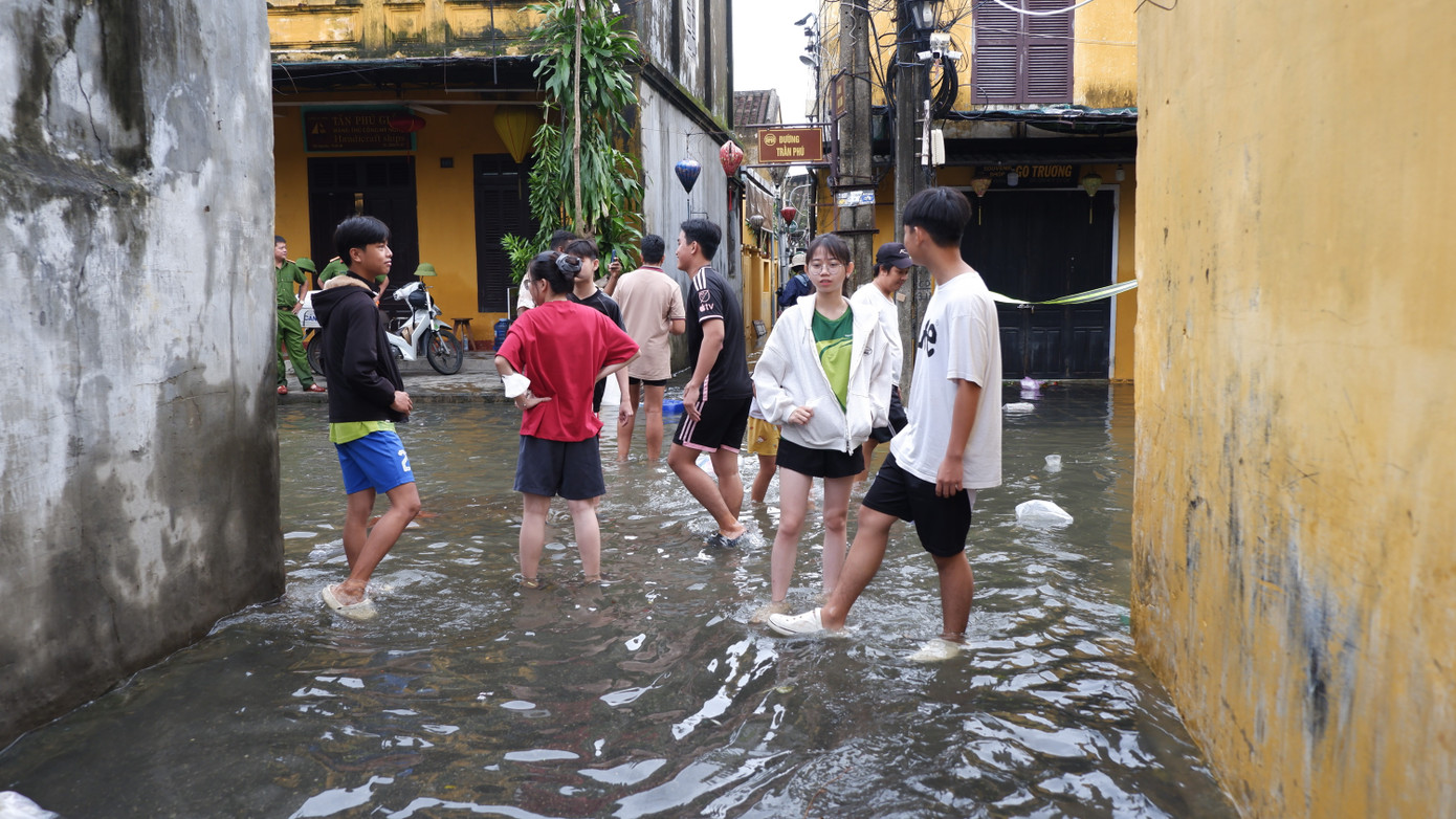 Phố cổ Hội An ngập trở lại- Ảnh 10.