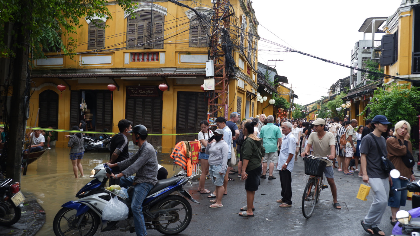 Phố cổ Hội An ngập trở lại- Ảnh 9.