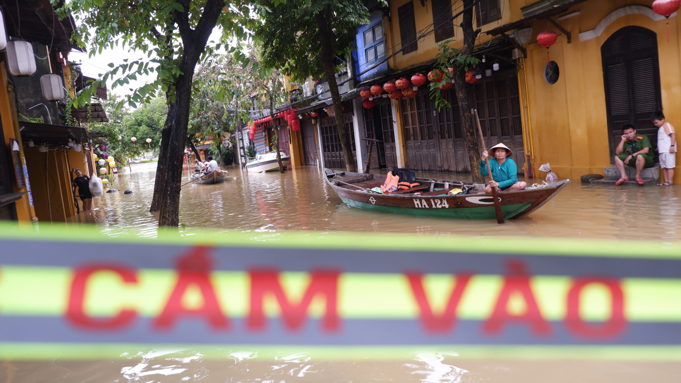 Phố cổ Hội An ngập trở lại- Ảnh 6.