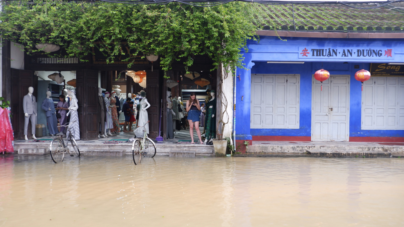 Phố cổ Hội An ngập trở lại- Ảnh 16.