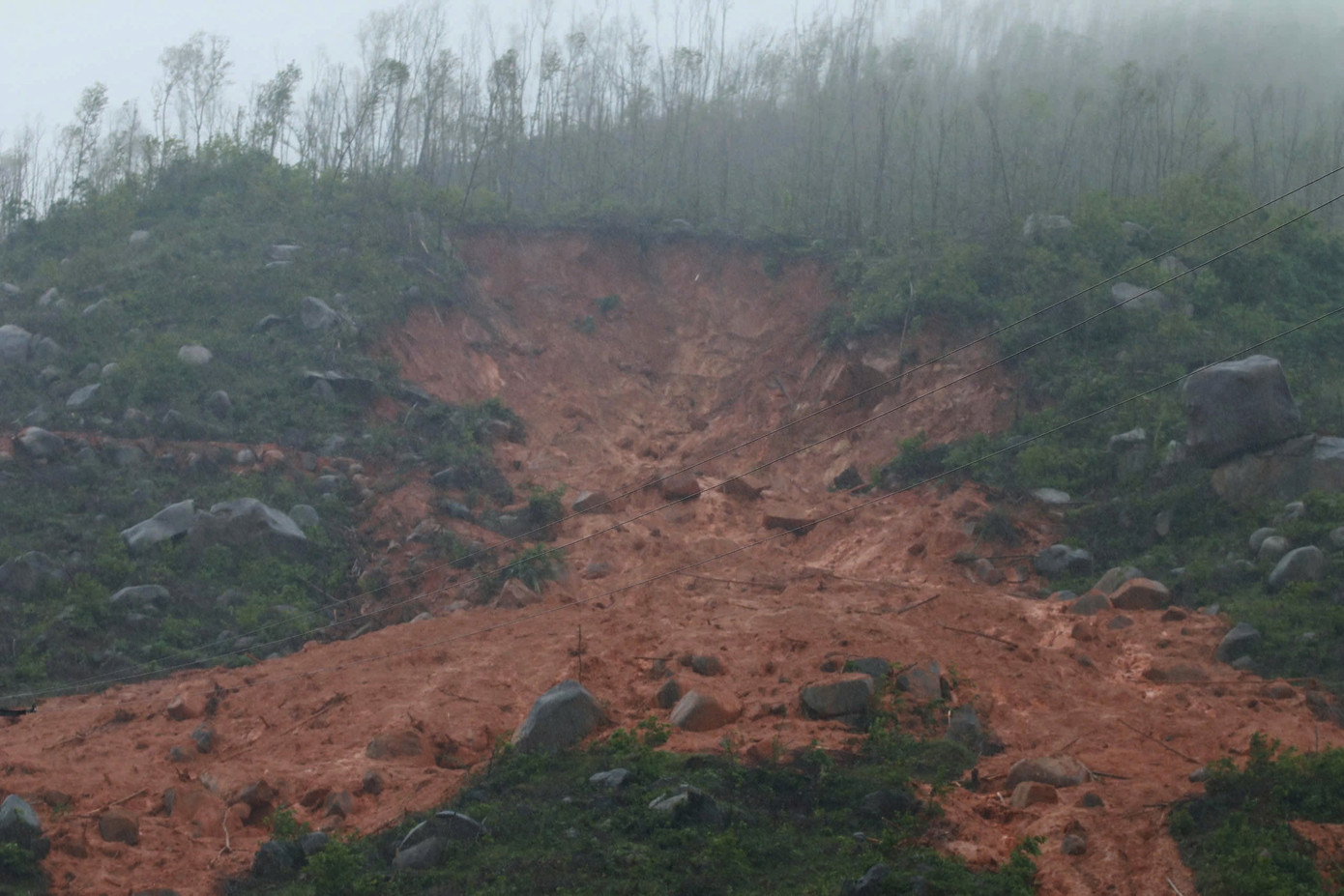 Cận cảnh hiện trường sạt lở núi nghiêm trọng vùi lấp xe bán tải, nhiều trang trại- Ảnh 6.